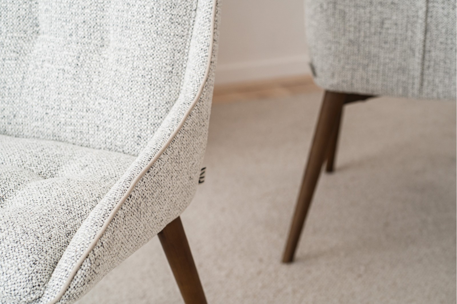 SET 2 DINING CHAIRS MIA. GREY. WALNUT