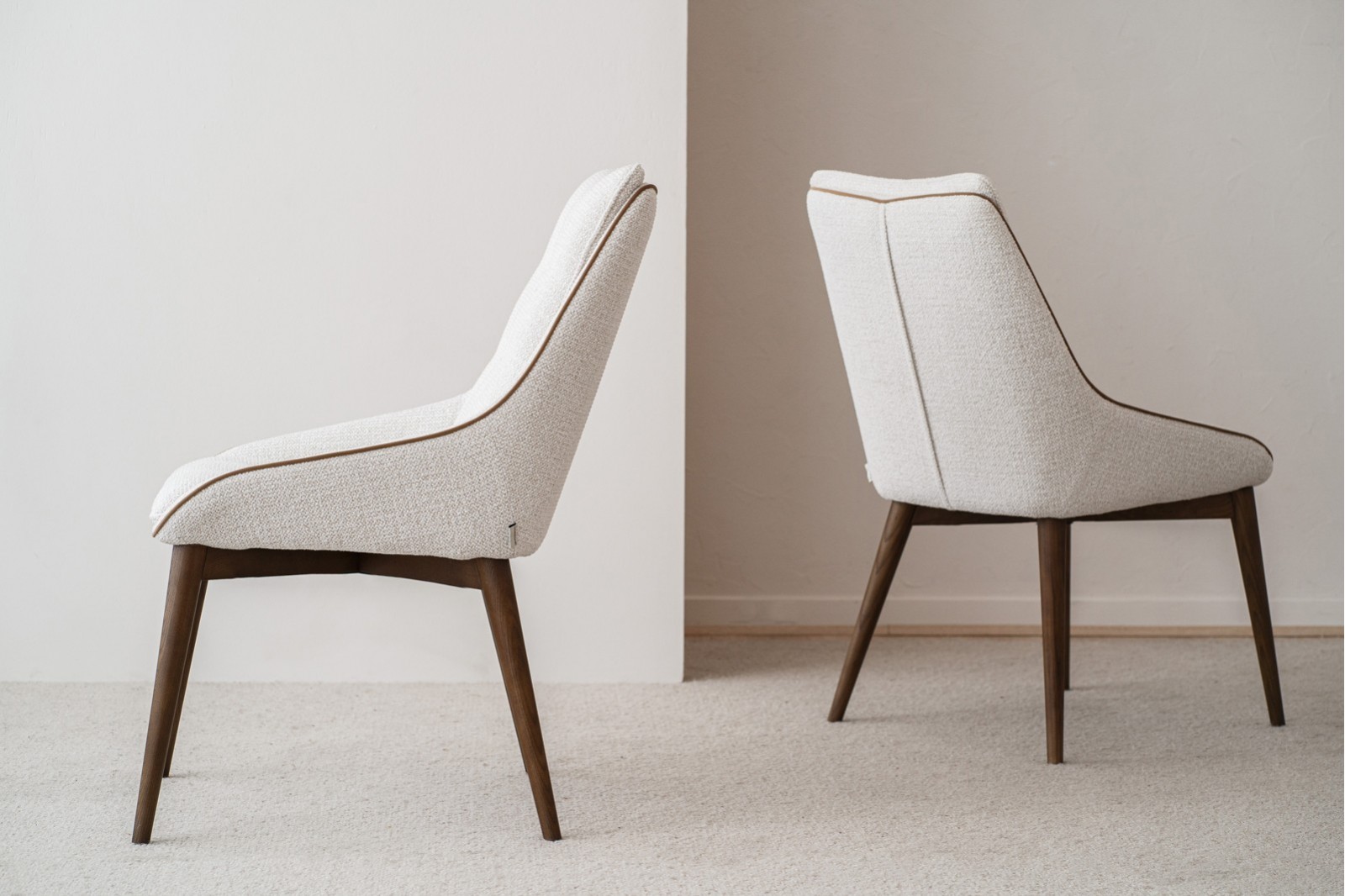 SET 2 DINING CHAIRS MIA. IVORY. WALNUT