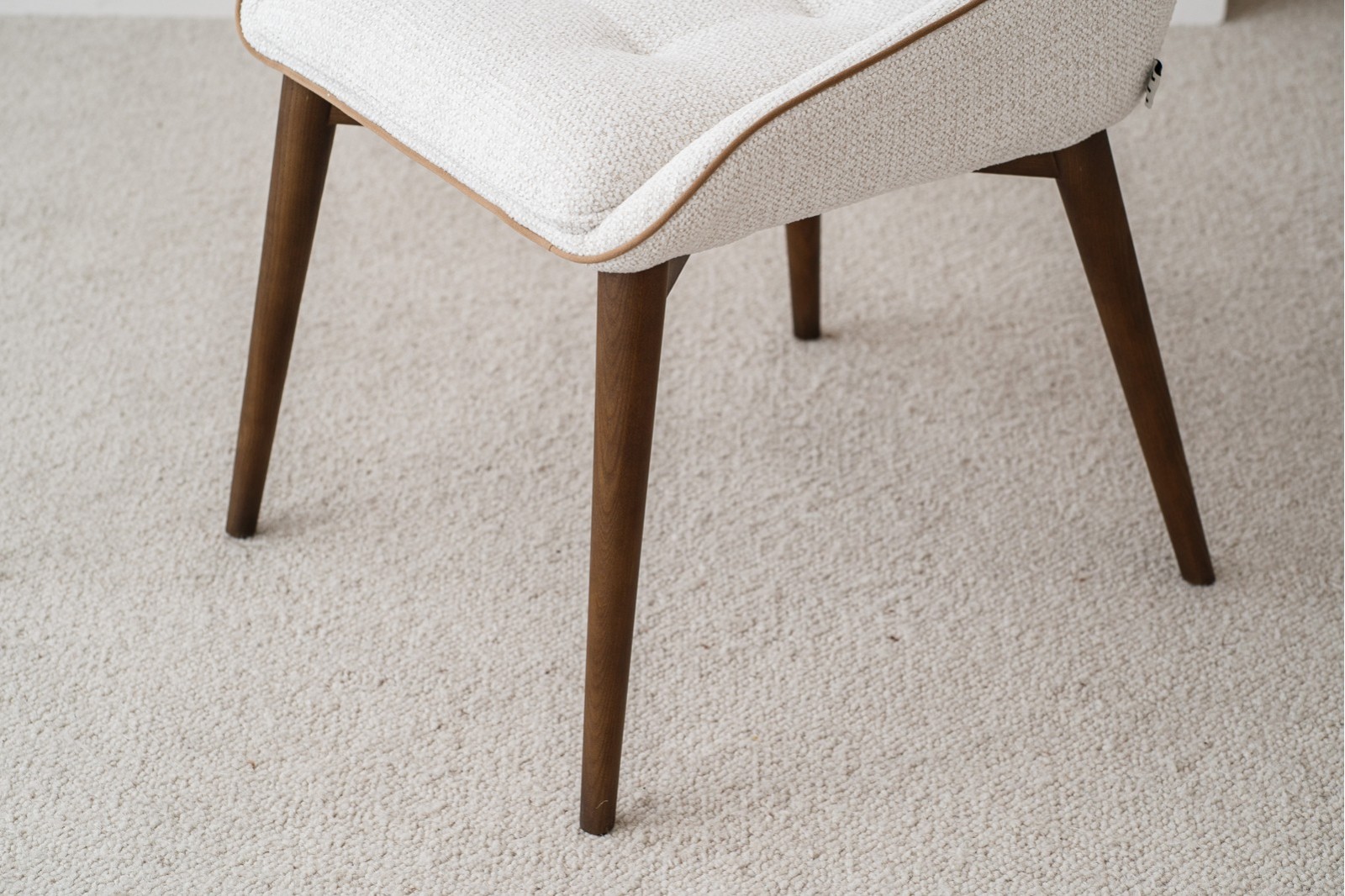SET 2 DINING CHAIRS MIA. IVORY. WALNUT