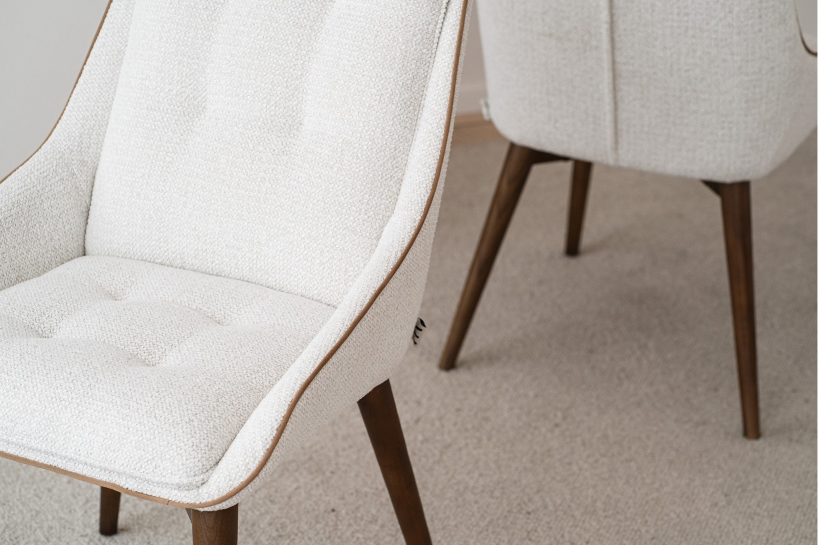 SET 2 DINING CHAIRS MIA. IVORY. WALNUT