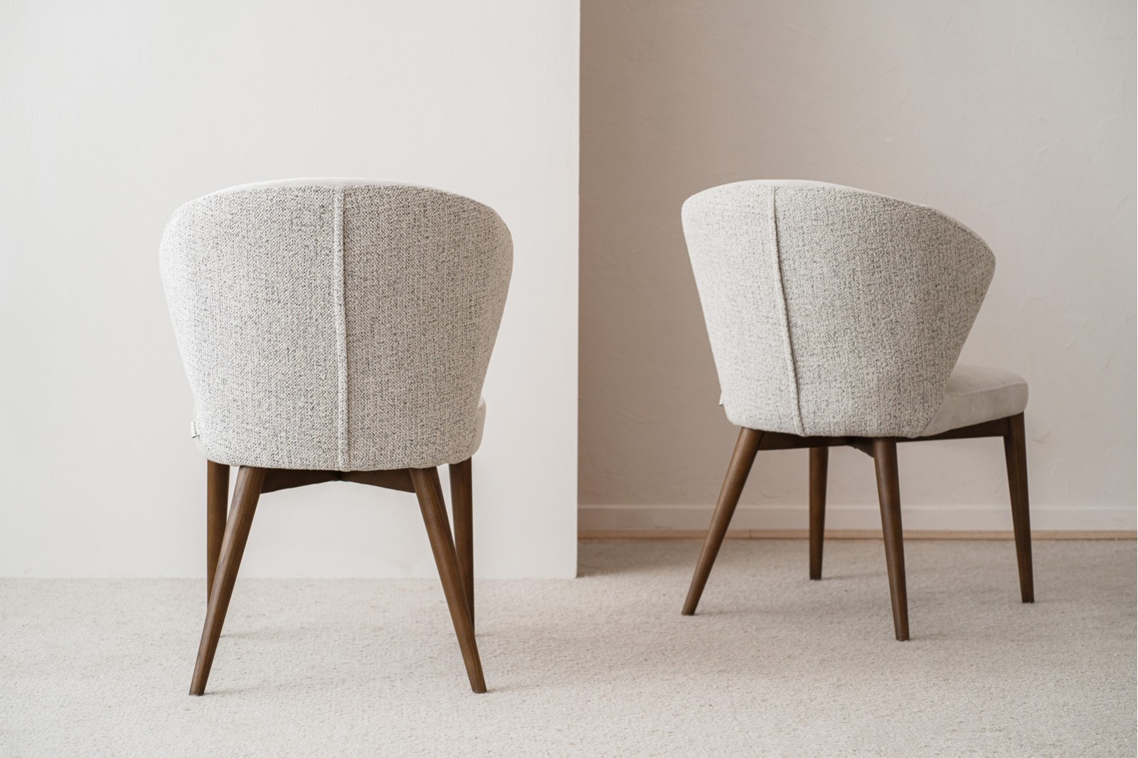 SET DE 2 CHAISES EVA. BEIGE ET GRIS.NOYER