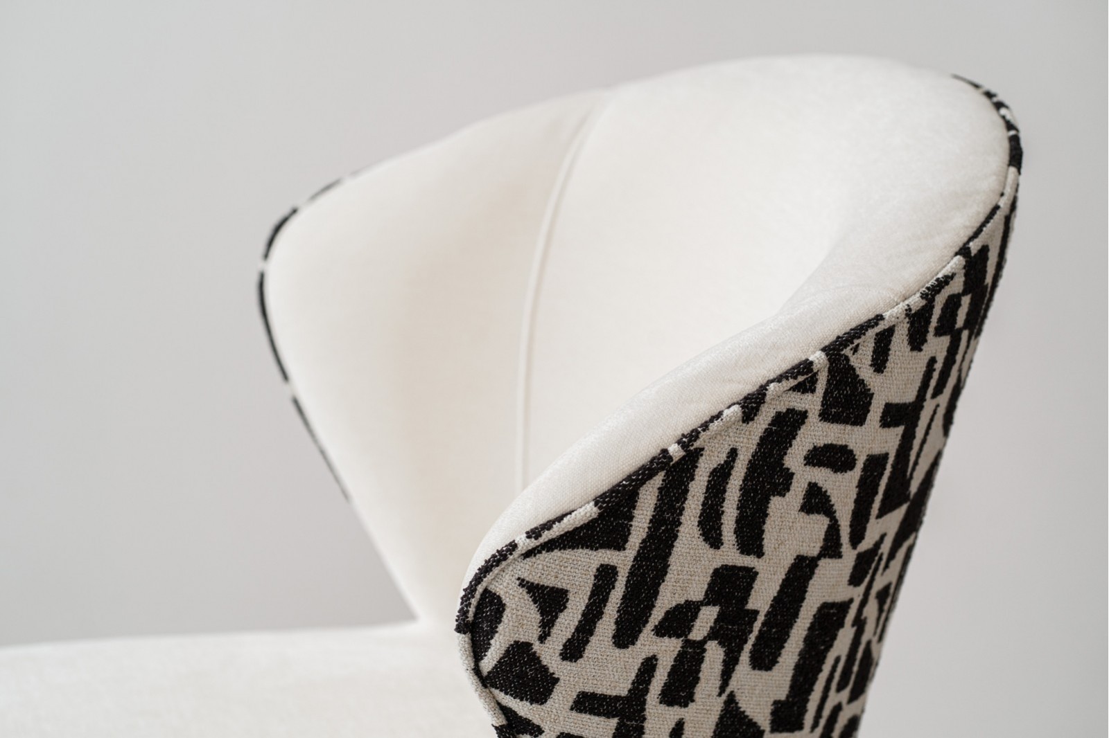SET DE 2 CHAISES EVA. NOIR ET BEIGE
