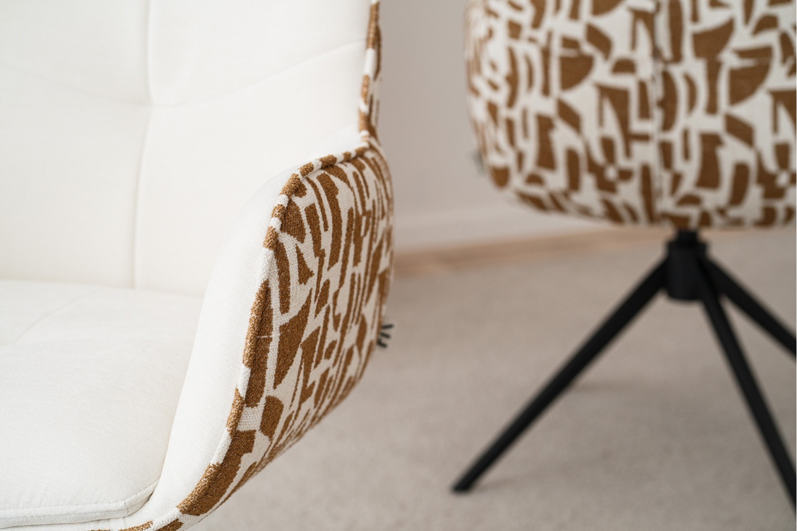 SET OF 2 SWIVEL DINING CHAIRS SAEL.BEIGE AND OCHRE
