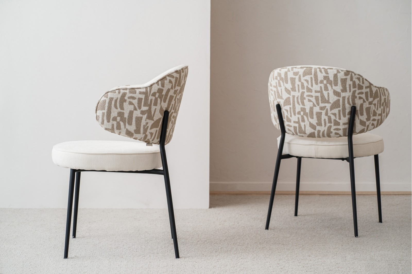 SET DE 2 CHAISES CLOE. COULEUR BEIGE ET PIERRE