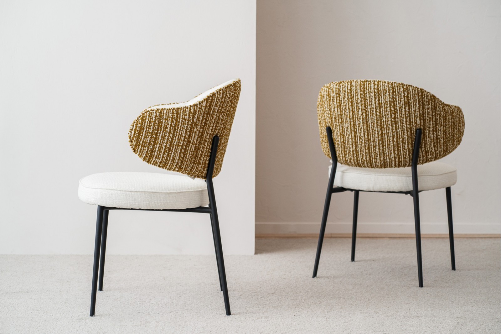 SET 2 DINING CHAIRS CLOE. WHITE AND MUSTARD