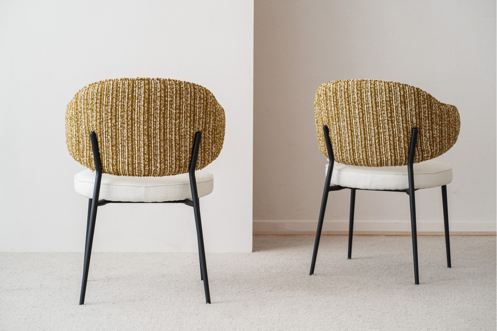SET 2 DINING CHAIRS CLOE. WHITE AND MUSTARD