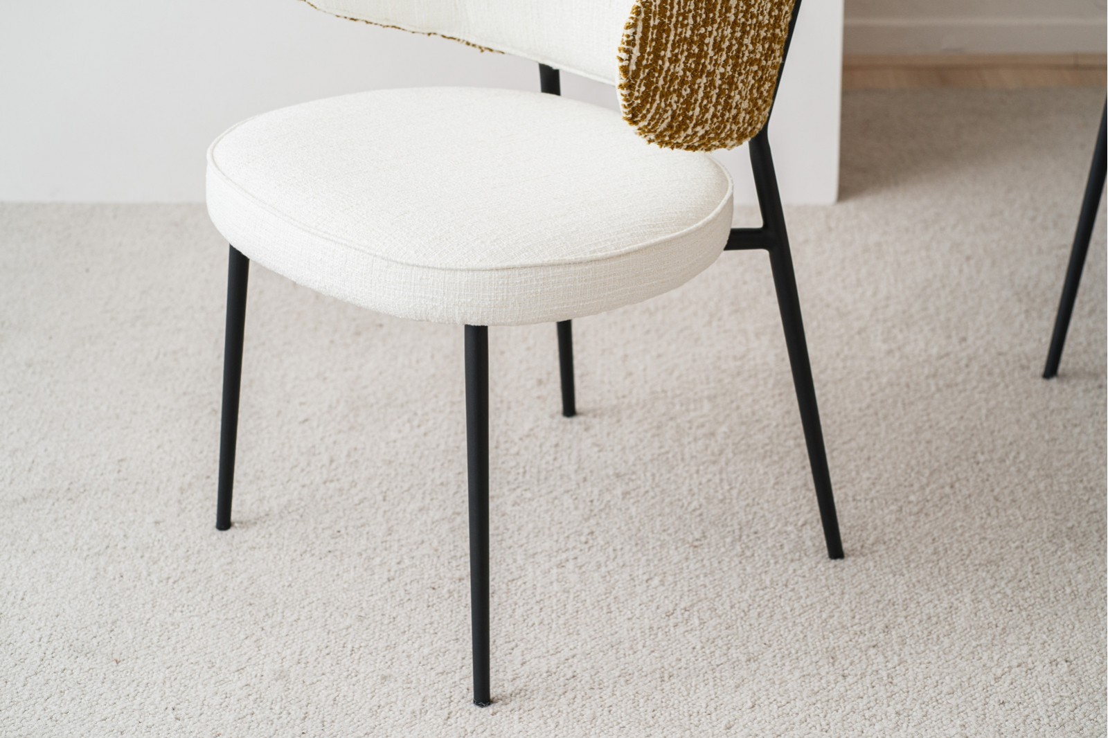 SET 2 CHAISES CLOE. BLANC ET MOUTARDE