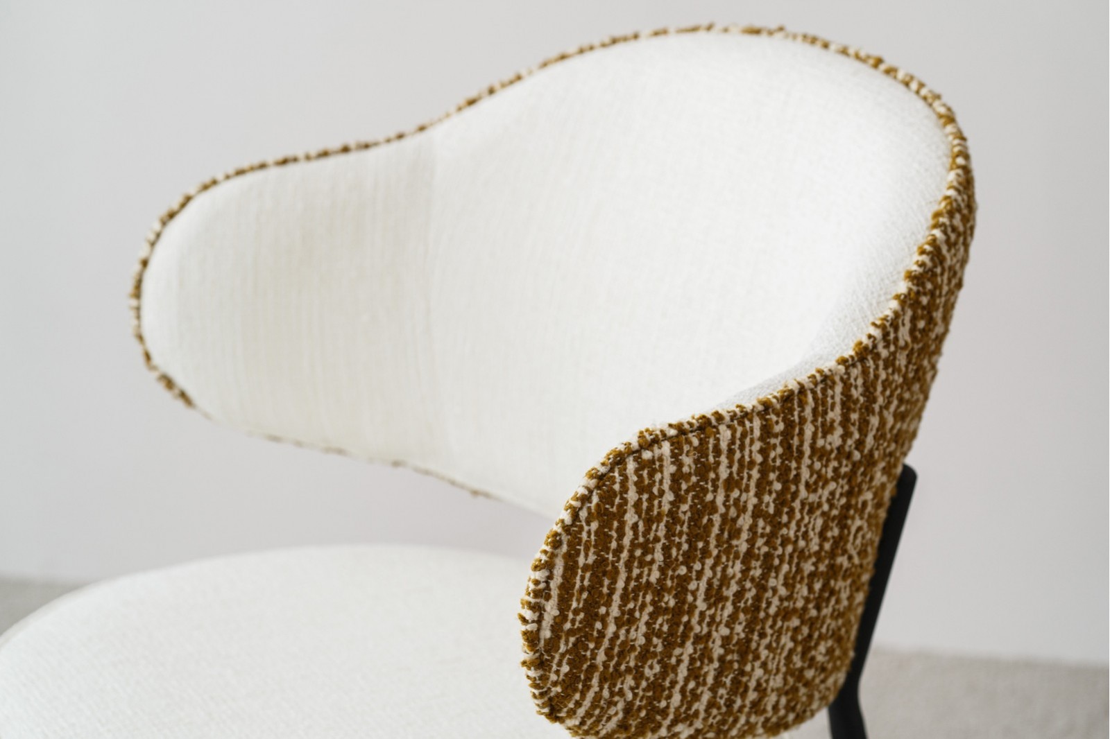 SET 2 DINING CHAIRS CLOE. WHITE AND MUSTARD