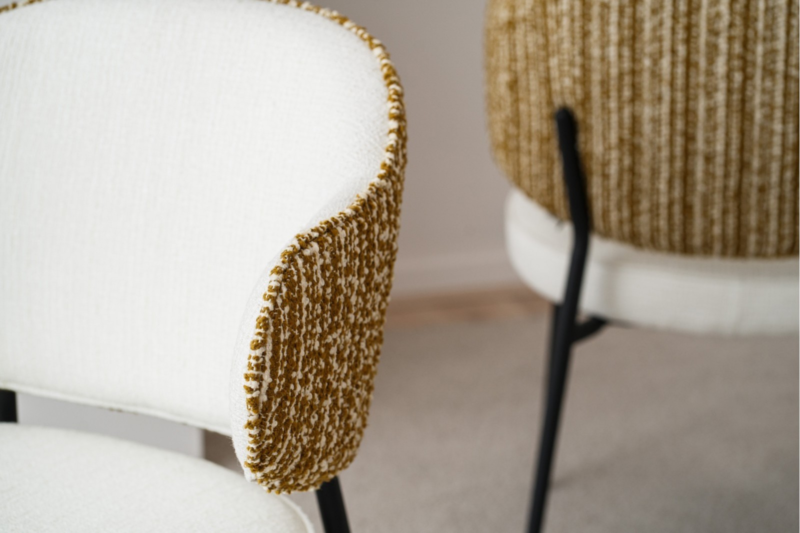 SET 2 DINING CHAIRS CLOE. WHITE AND MUSTARD