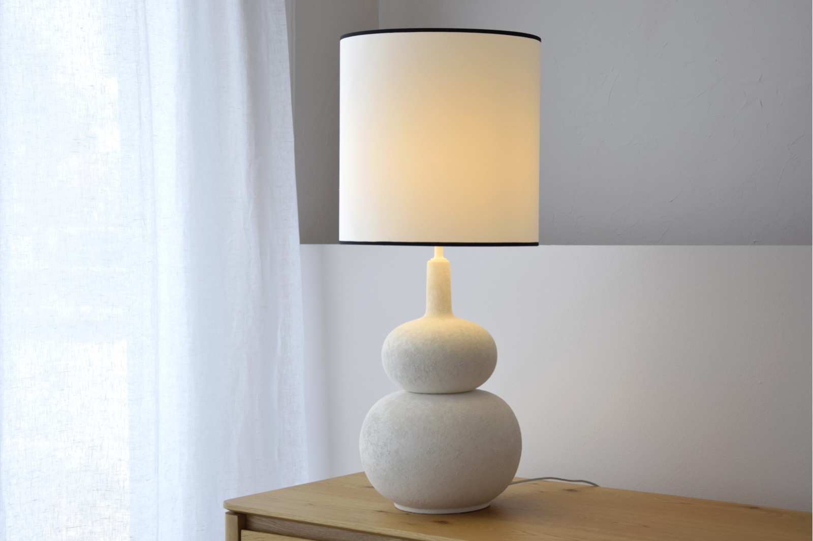 CERAMIC TABLE LAMP ANA W- SHADE
