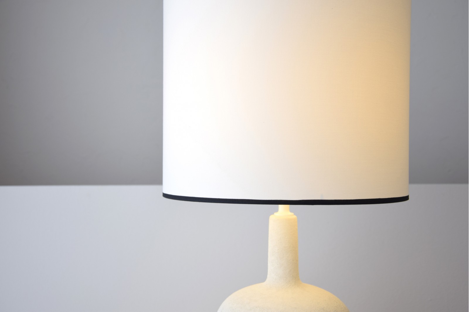 CERAMIC TABLE LAMP ANA W- SHADE
