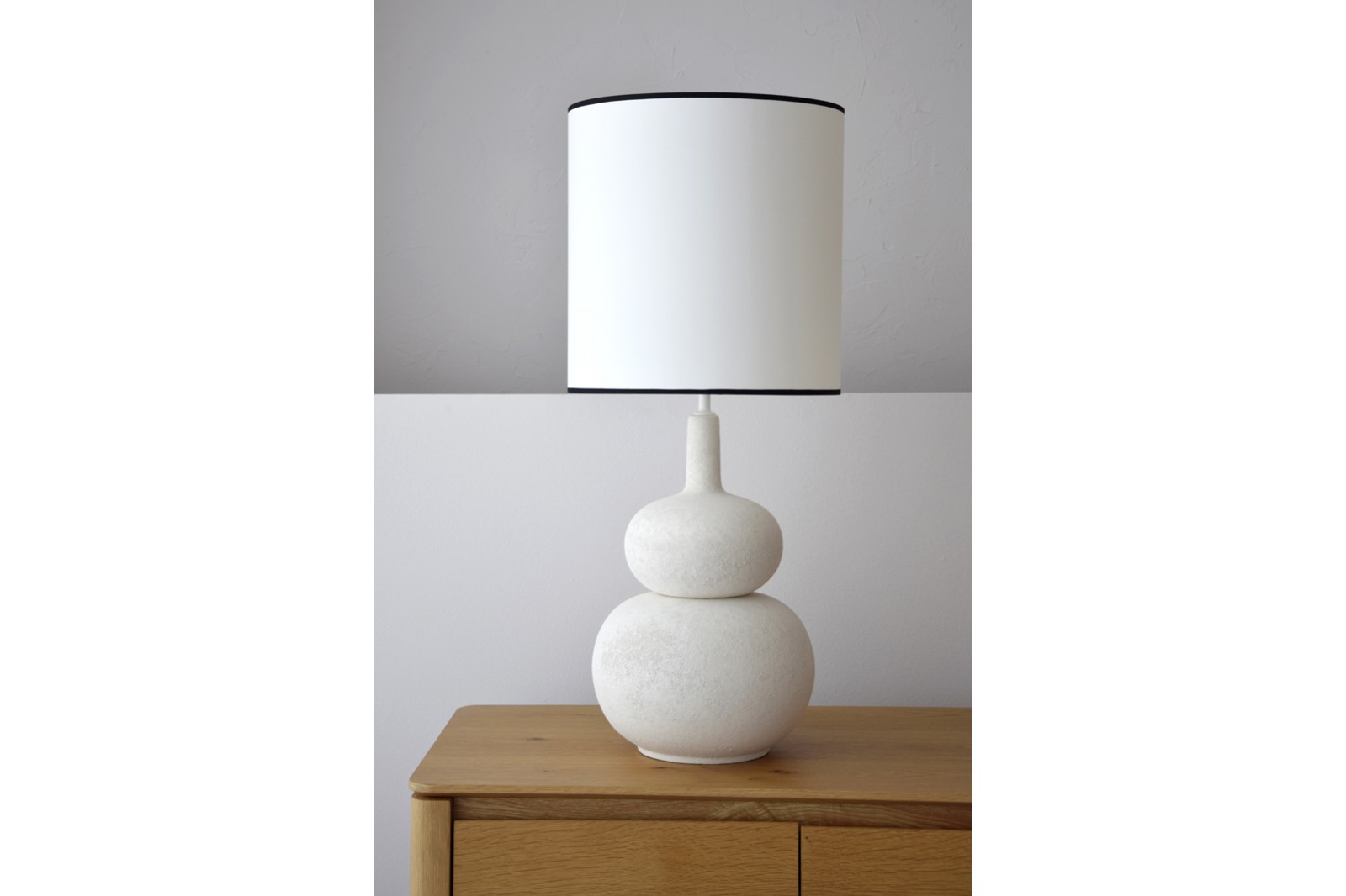 CERAMIC TABLE LAMP ANA W- SHADE
