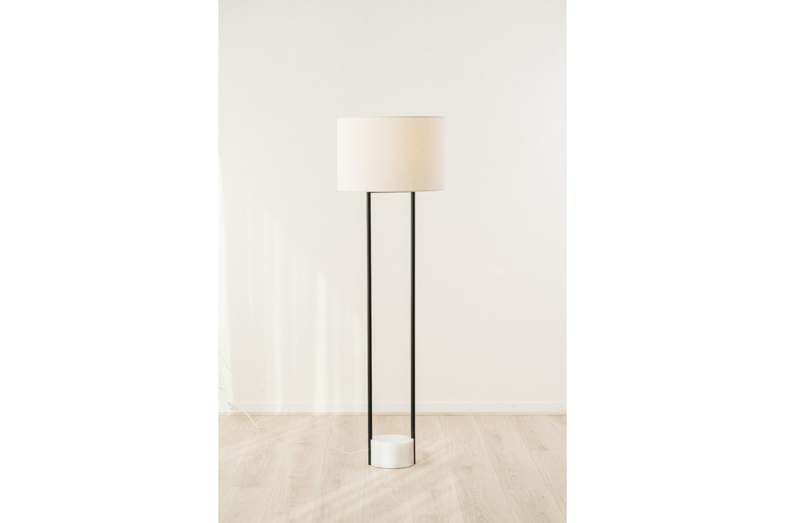 LAMPARA SUELO MARINA.MARMOL, METAL, LINO