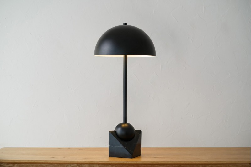 LAMPE DE TABLE ROI. METAL ET MARBRE