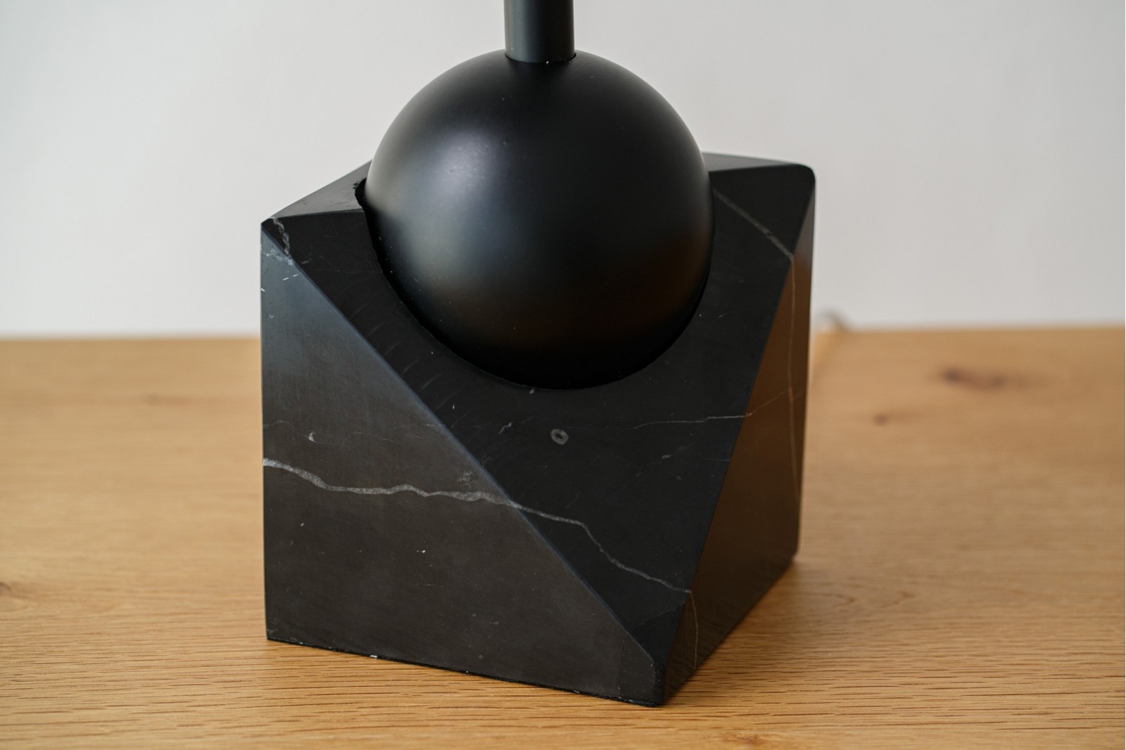 LAMPARA DE MESA ROI. METAL Y MARMOL