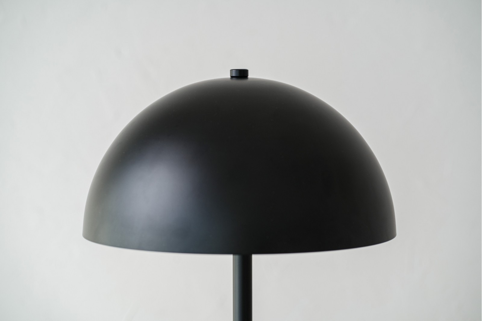 LAMPE DE TABLE ROI. METAL ET MARBRE