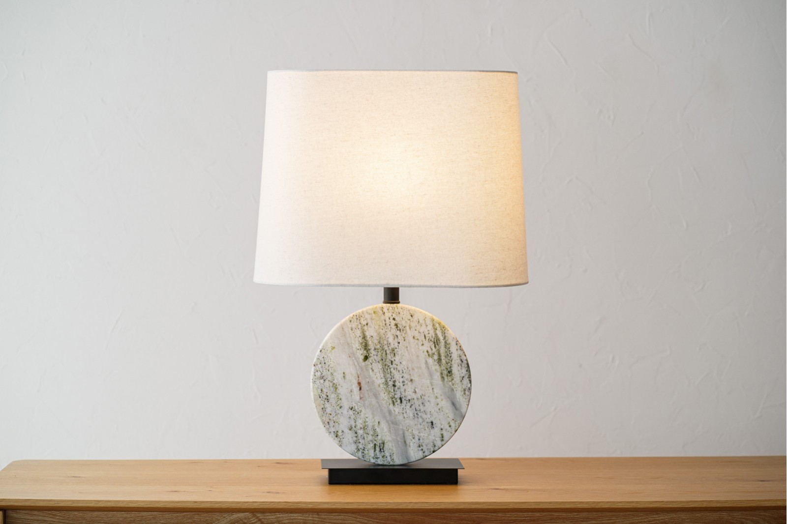 LAMPE DE TABLE EINES. MARBRE METAL LIN