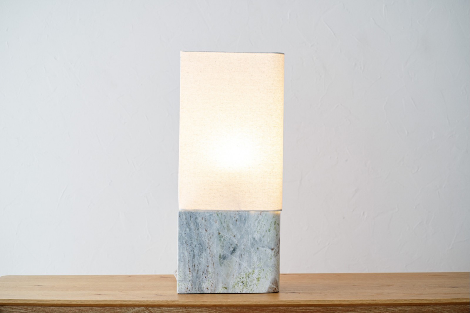 LAMPE DE TABLE AMARA. MARBRE ET LIN.