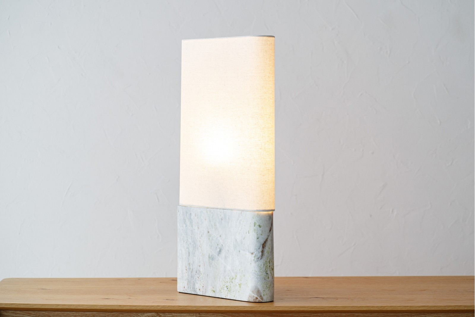 AMARA TABLE LAMP. MARBLE AND LINEN.