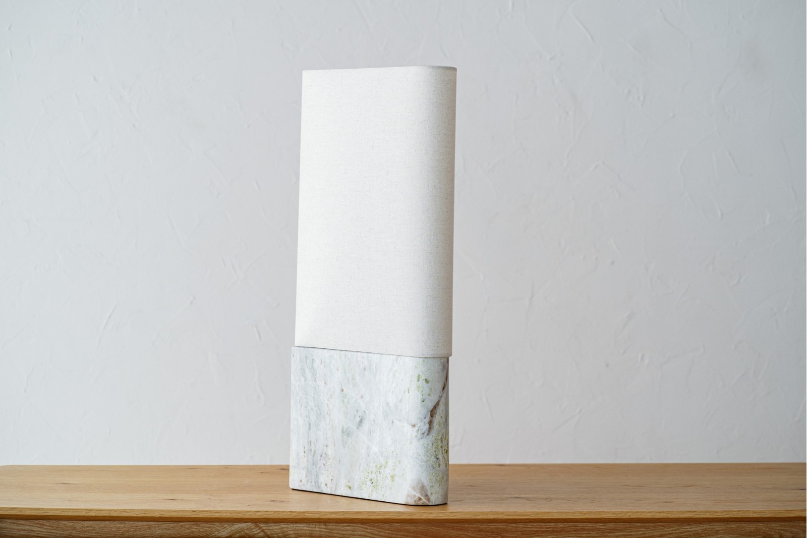 AMARA TABLE LAMP. MARBLE AND LINEN.