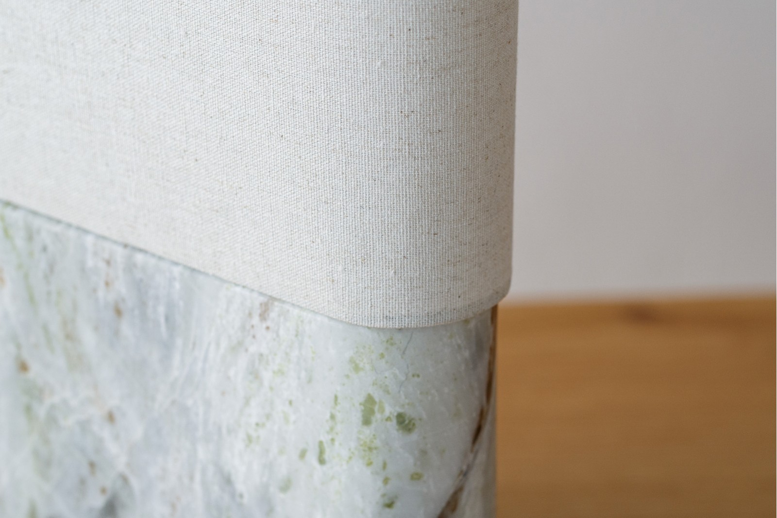 AMARA TABLE LAMP. MARBLE AND LINEN.