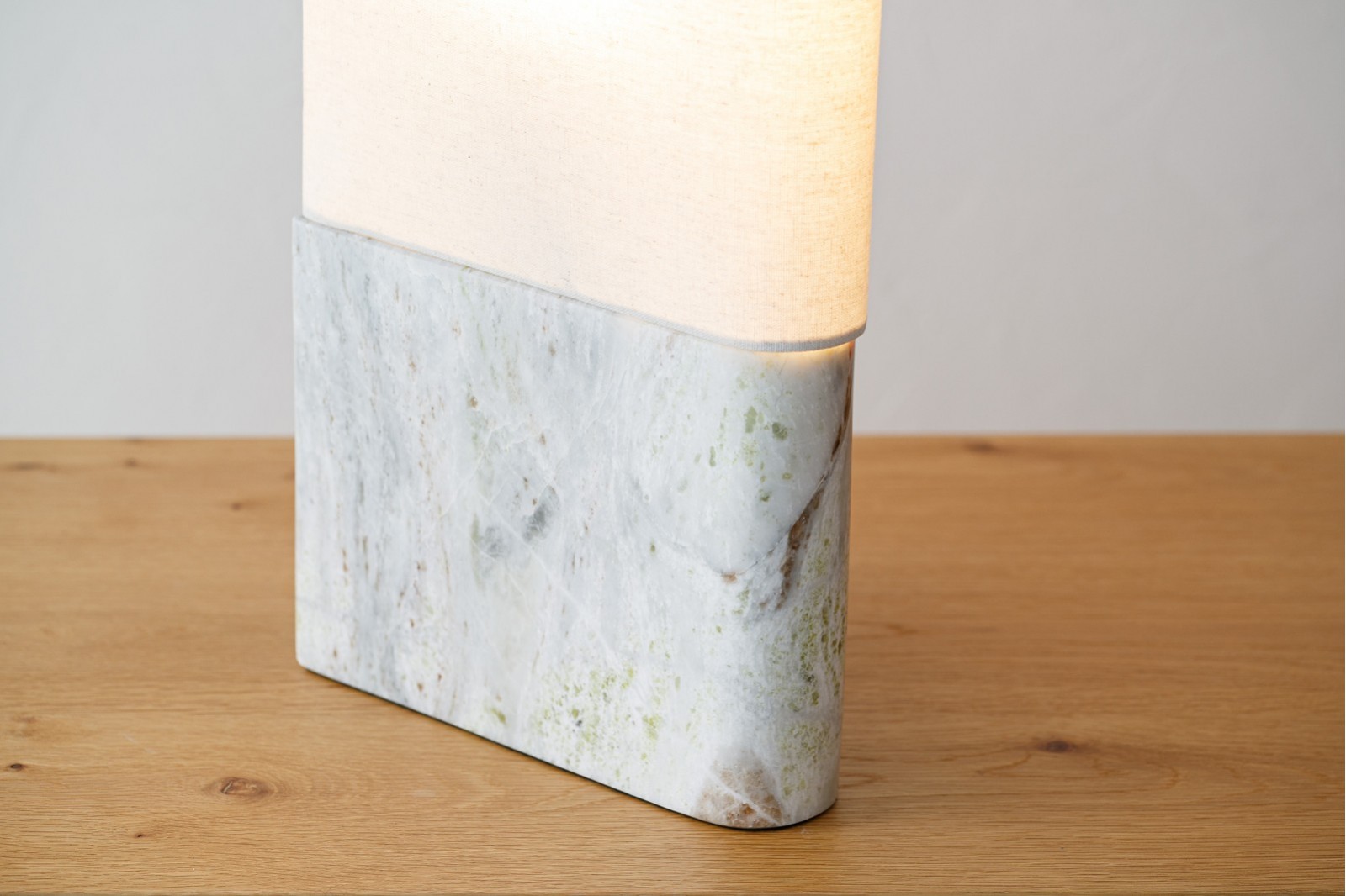 LAMPE DE TABLE AMARA. MARBRE ET LIN.