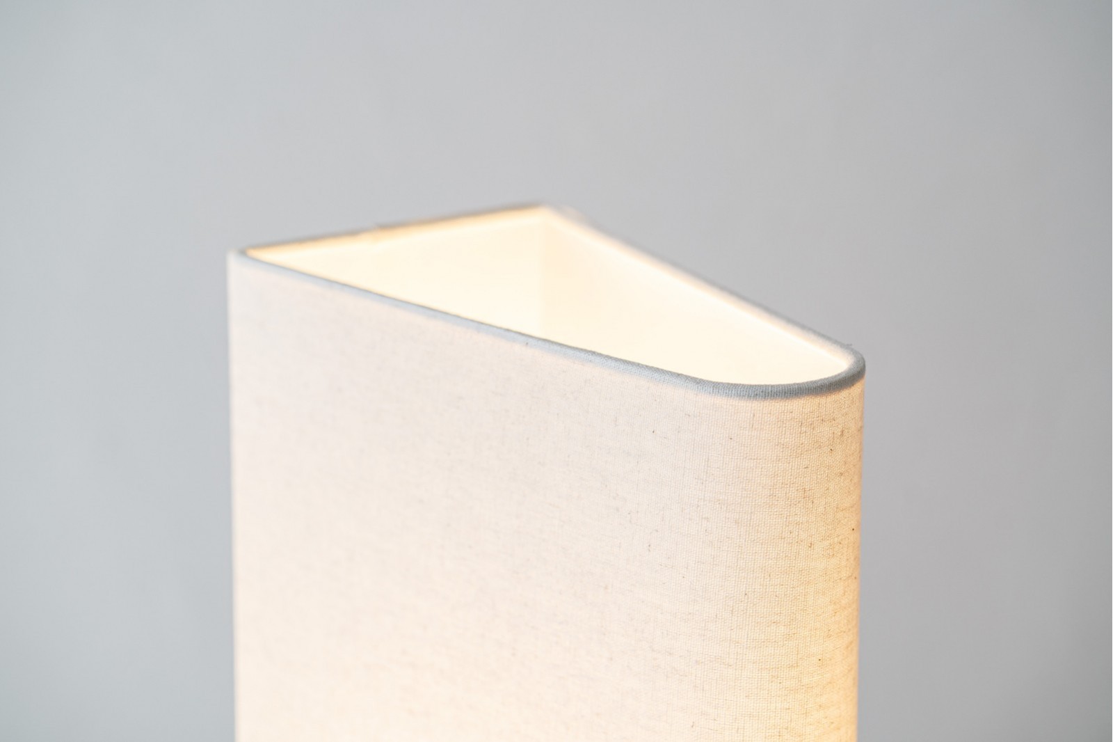 AMARA TABLE LAMP. MARBLE AND LINEN.