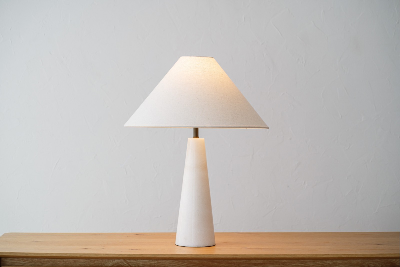 LAMPE DE TABLE HEREA. MARBRE METAL LIN