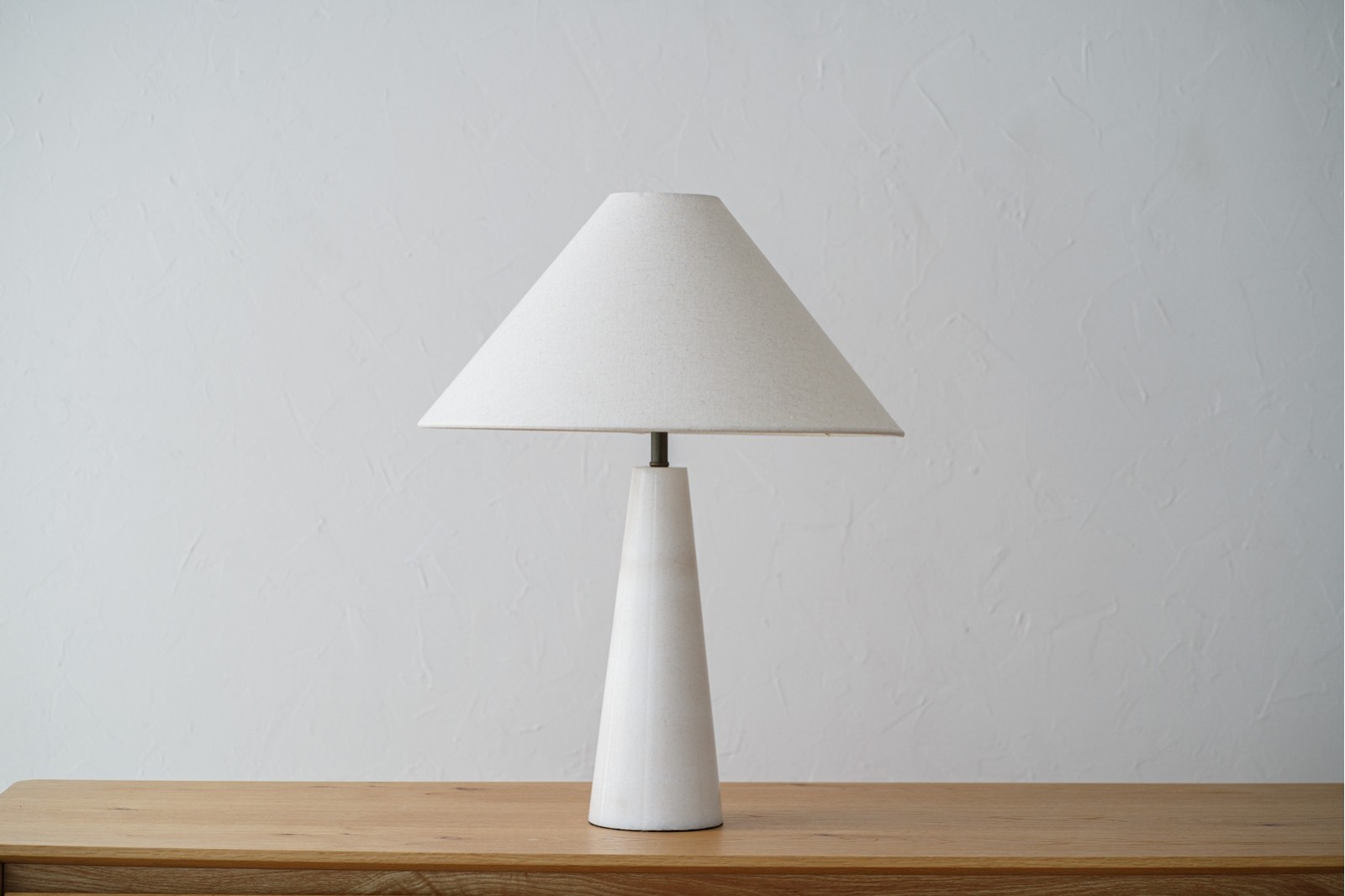 LAMPE DE TABLE HEREA. MARBRE METAL LIN