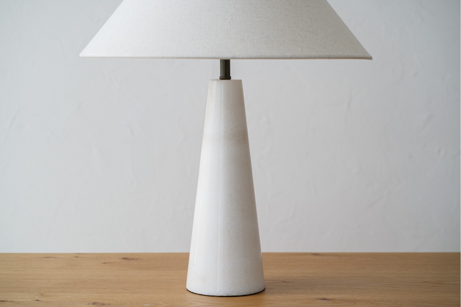 LAMPE DE TABLE HEREA. MARBRE METAL LIN