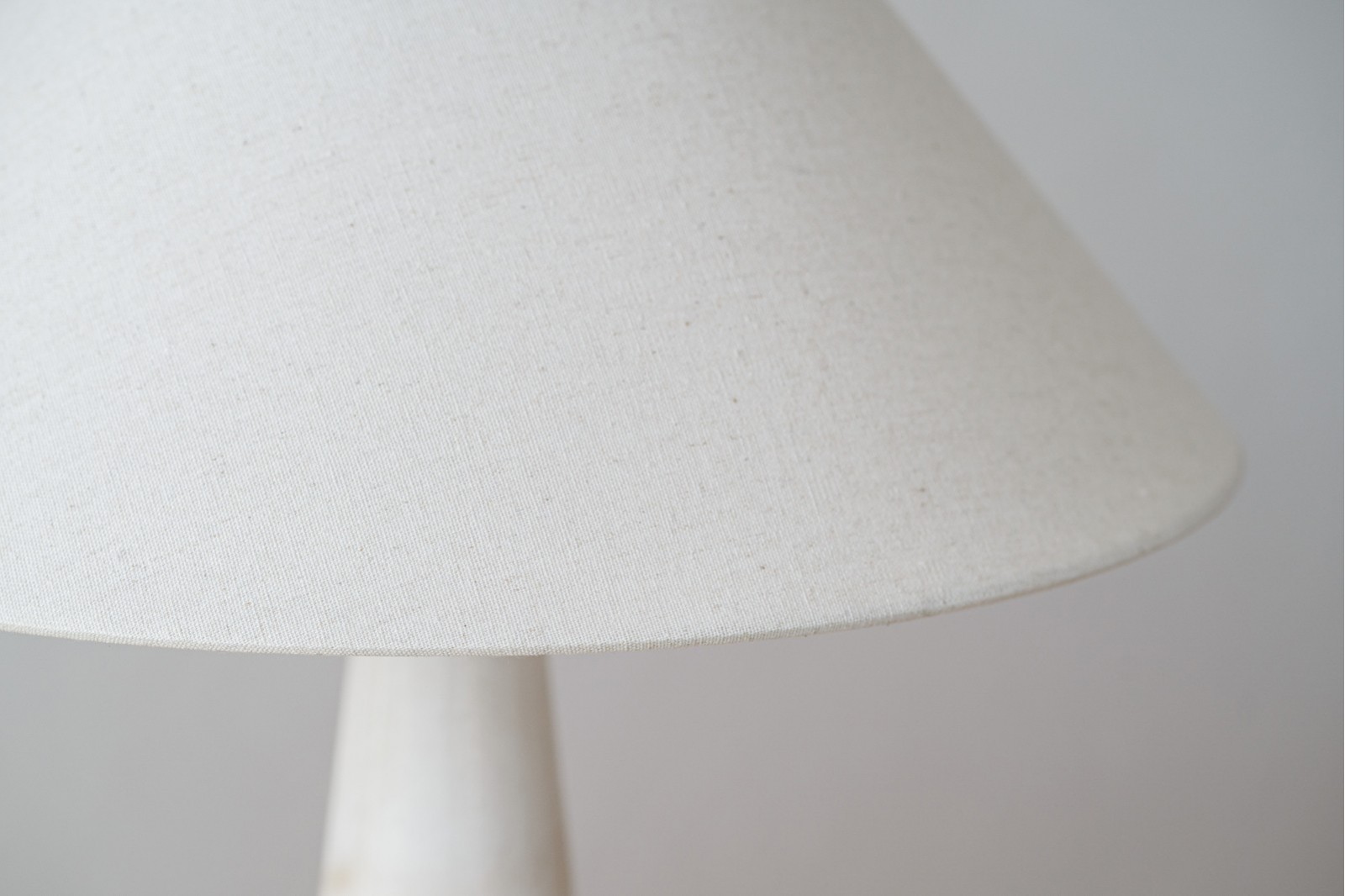 HEREA TABLE LAMP. MARBLE METAL LINEN