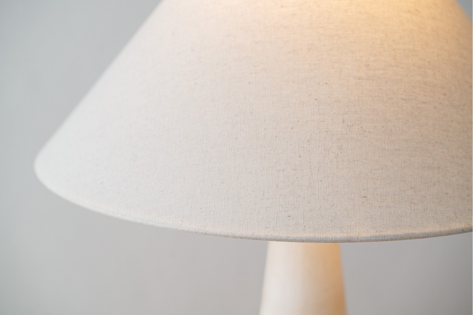 HEREA TABLE LAMP. MARBLE METAL LINEN