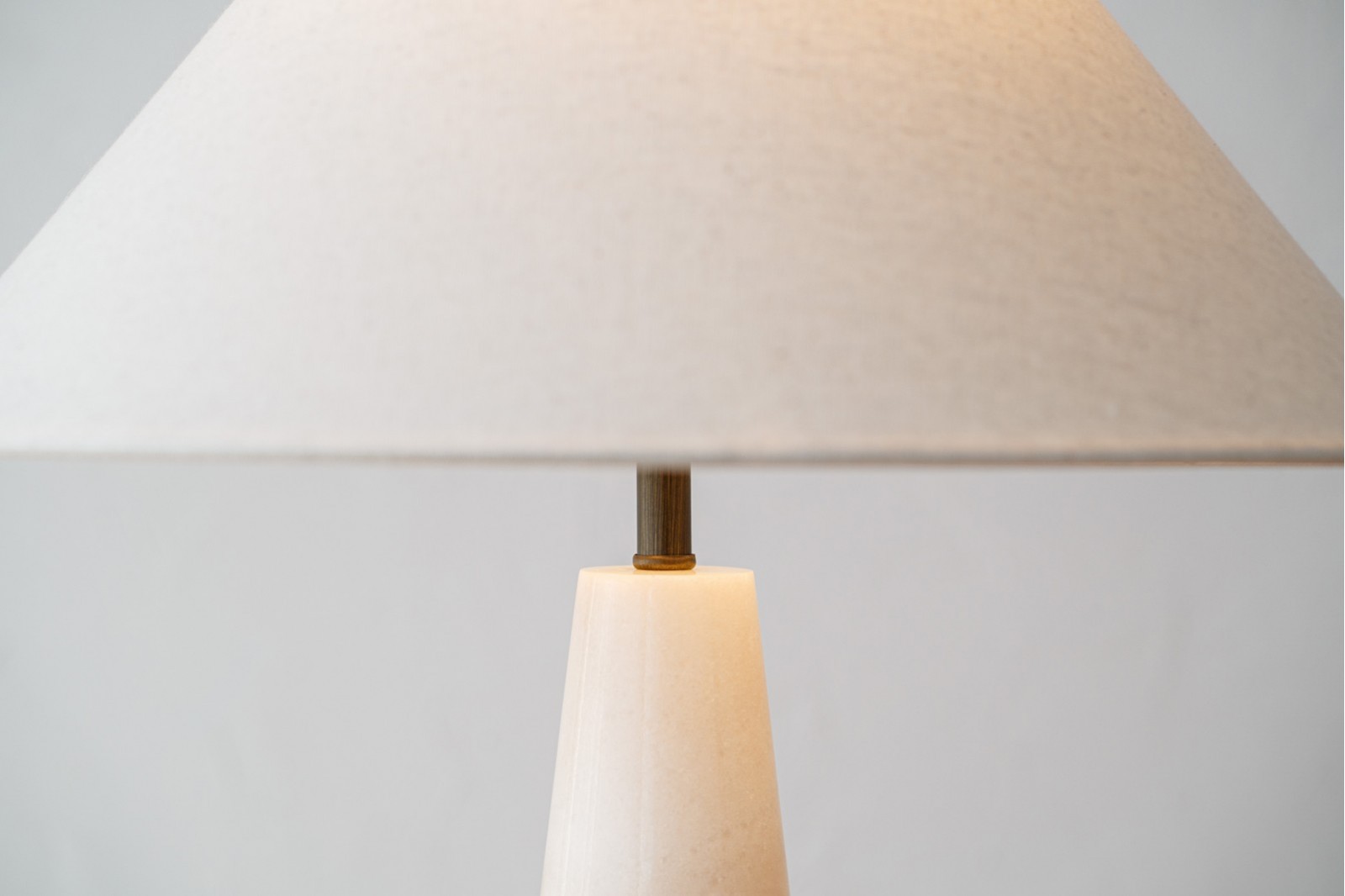 HEREA TABLE LAMP. MARBLE METAL LINEN