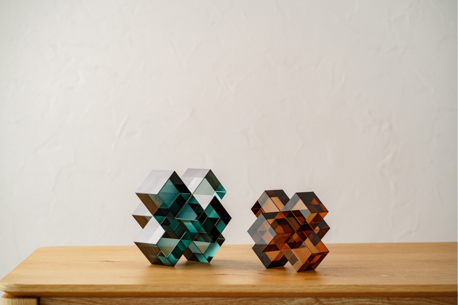 SET OF 2 CUBE PIECES. BLUE AND AMBER.