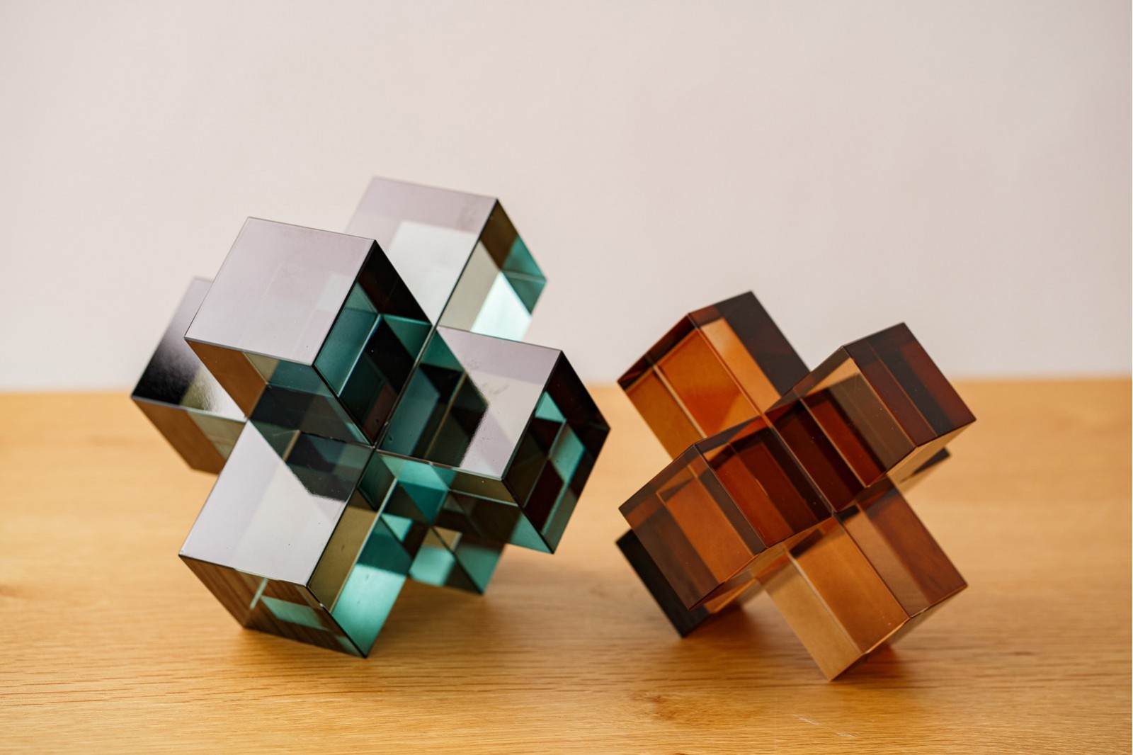 SET OF 2 CUBE PIECES. BLUE AND AMBER.