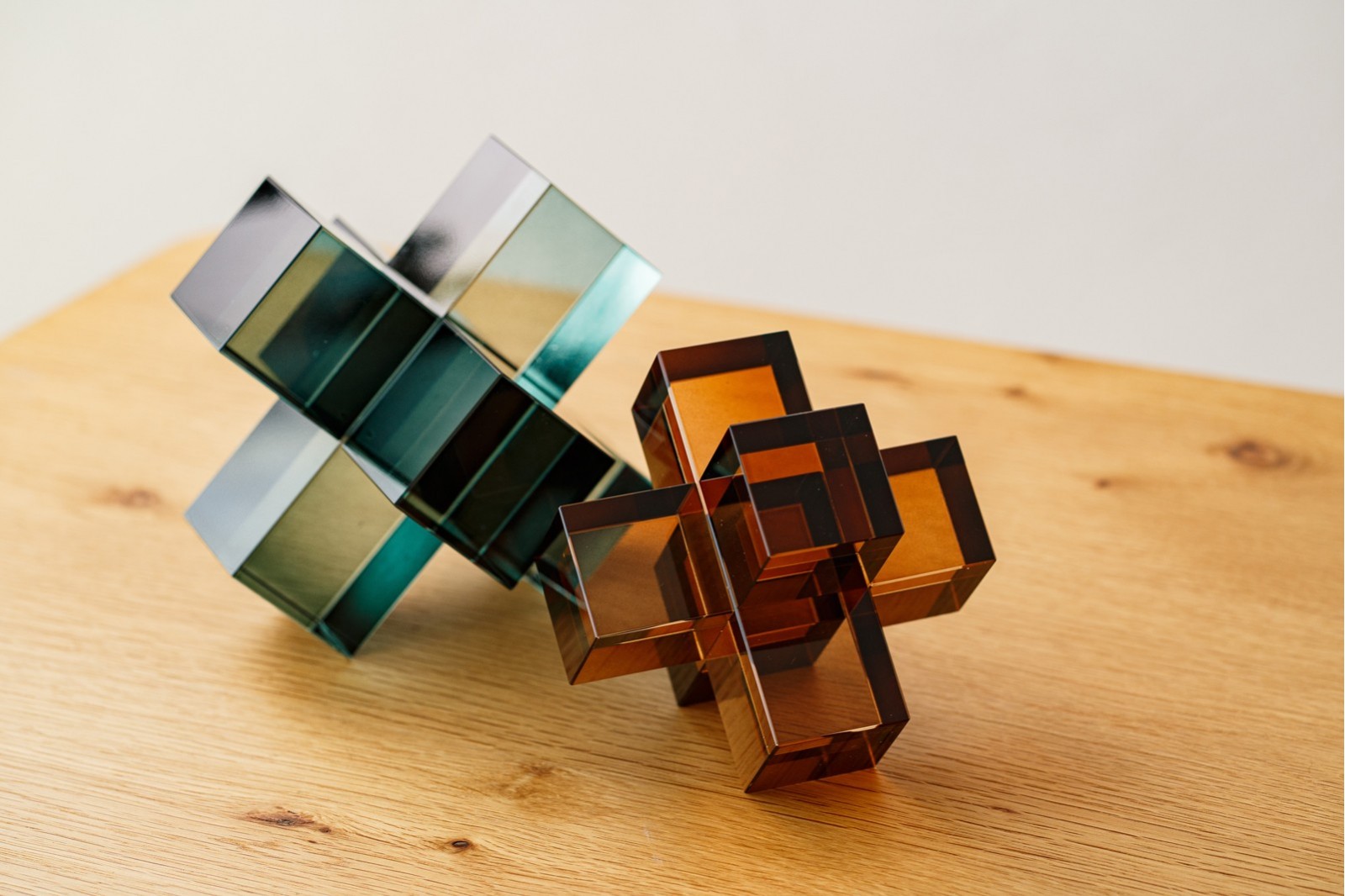 SET DE 2 PIECES EN FORME DE CUBES. BLEU ET AMBRE.