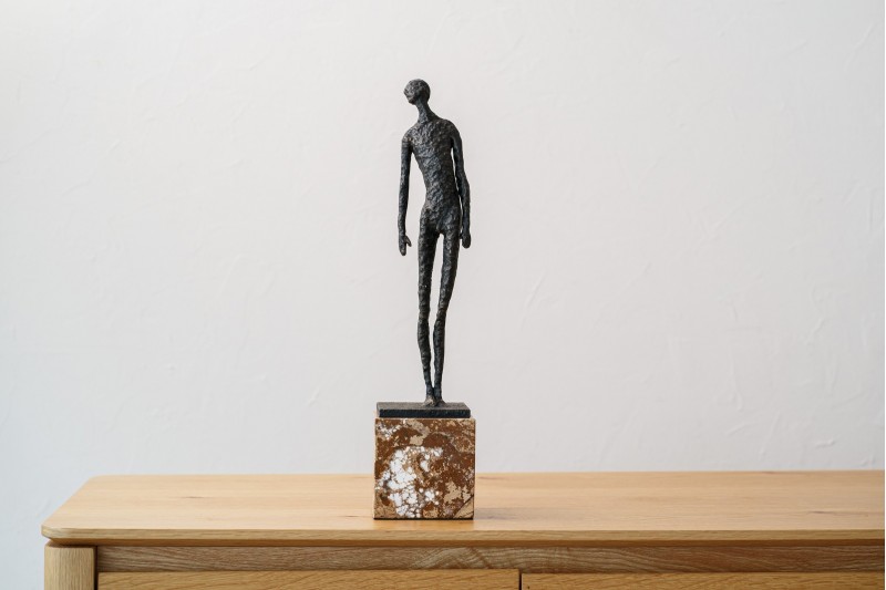 ESCULTURA GRAVEDAD. METAL Y MARMOL