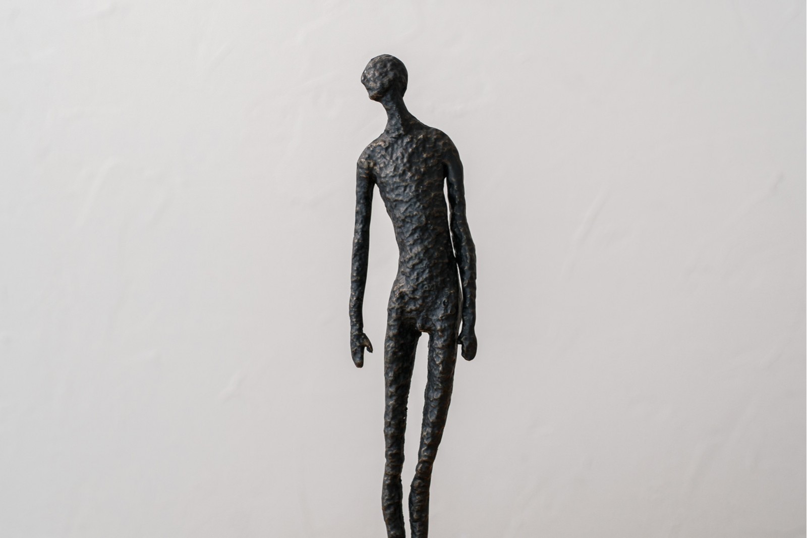 SCULPTURE GRAVITE. METAL ET MARBRE