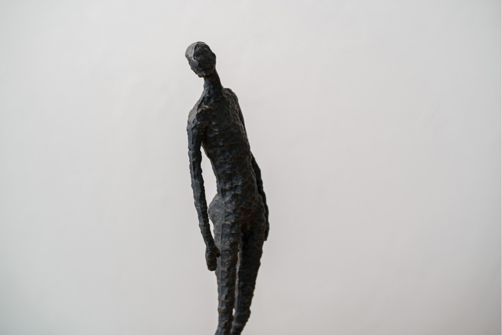 ESCULTURA GRAVEDAD. METAL Y MARMOL