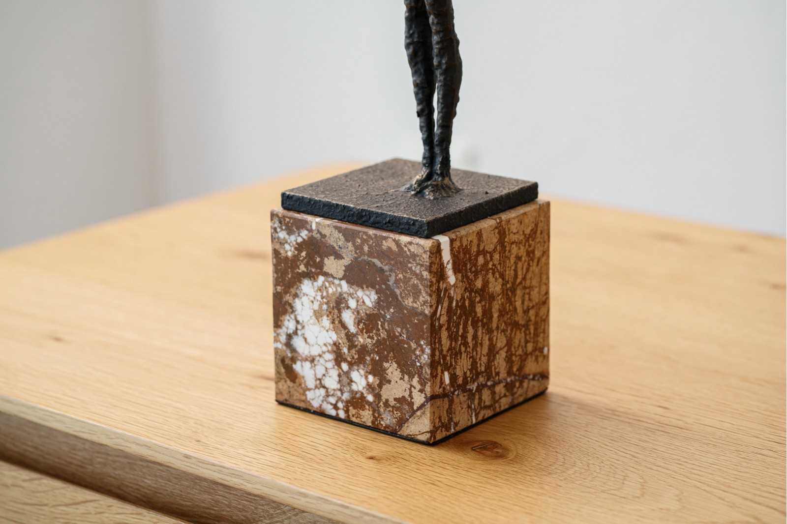 SCULPTURE GRAVITE. METAL ET MARBRE