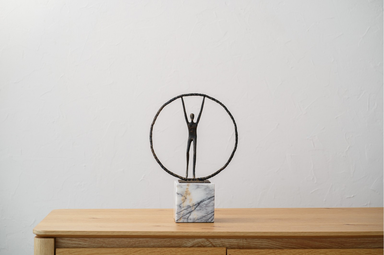 ESCULT.SOSTENIENDO CIRCULO. METAL MARMOL