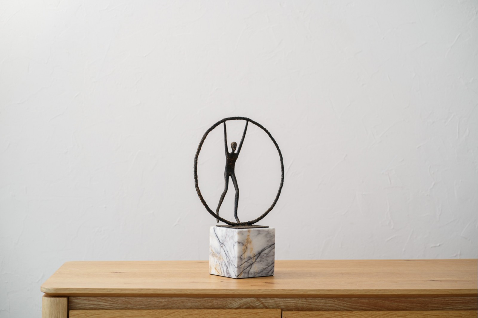 SCULPTURE TENANT LE CERCLE. METAL ET MARBRE