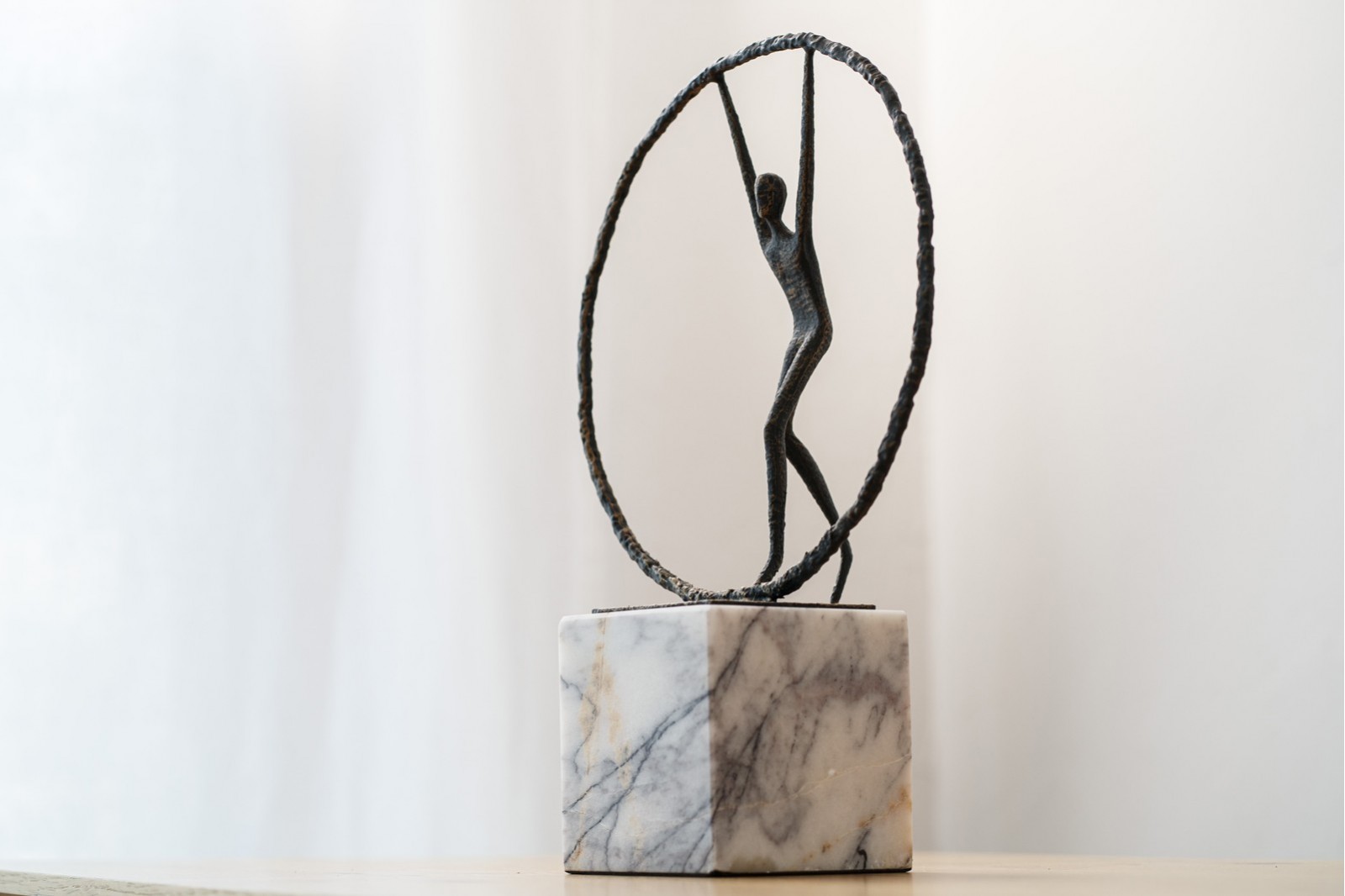 SCULPTURE TENANT LE CERCLE. METAL ET MARBRE