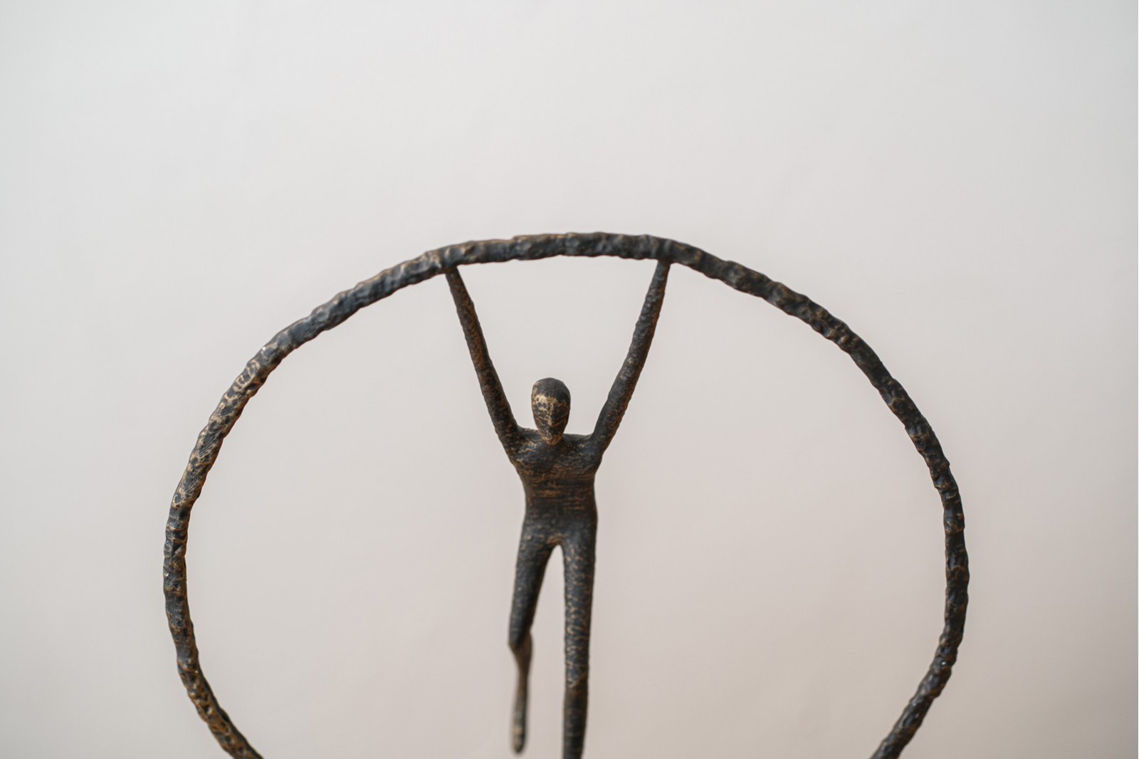 SCULPTURE HOLDING THE CIRCLE. METAL AND MARBLE