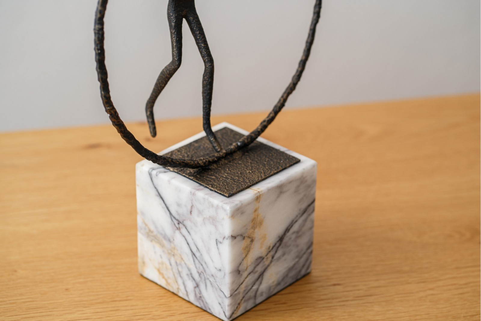 ESCULT.SOSTENIENDO CIRCULO. METAL MARMOL