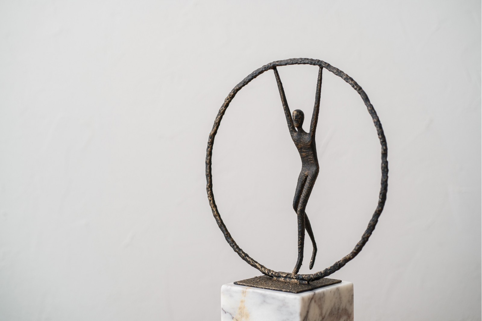 SCULPTURE TENANT LE CERCLE. METAL ET MARBRE