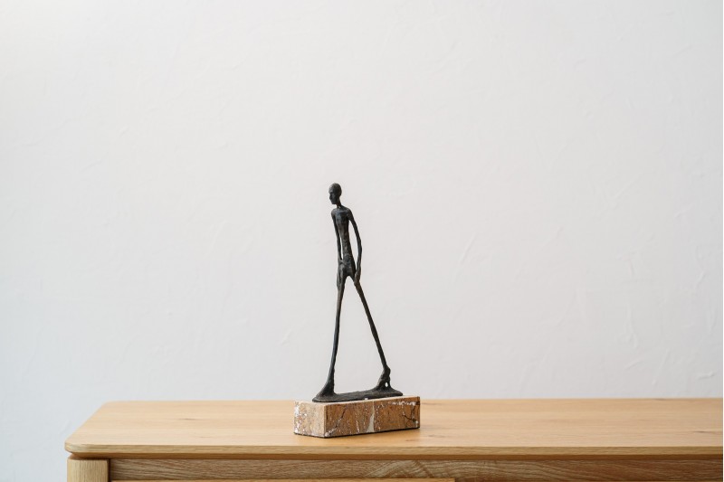 SCULPTURE ON THE MOVE. METAL AND MARBLE