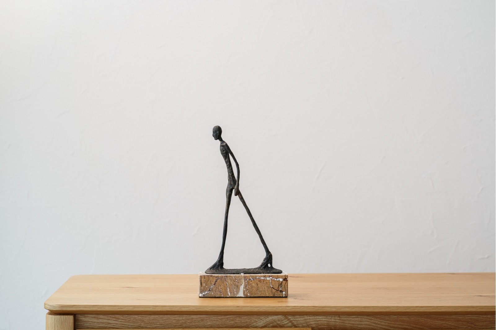 SCULPTURE ON THE MOVE. METAL AND MARBLE