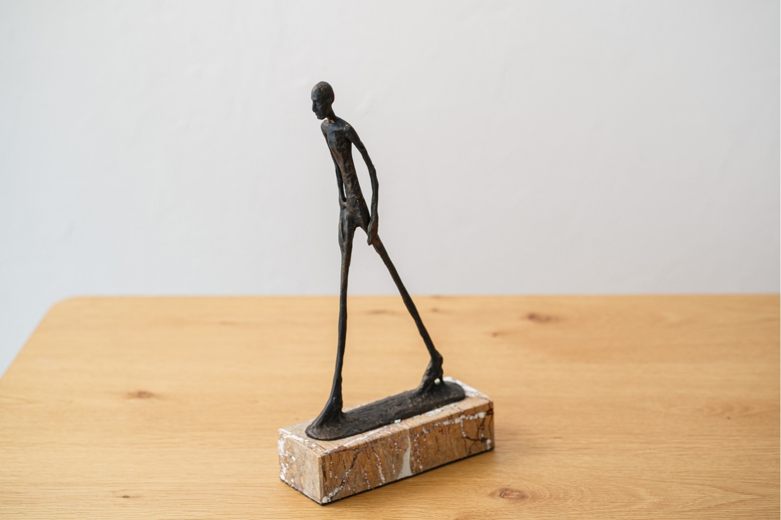 SCULPTURE ON THE MOVE. METAL AND MARBLE