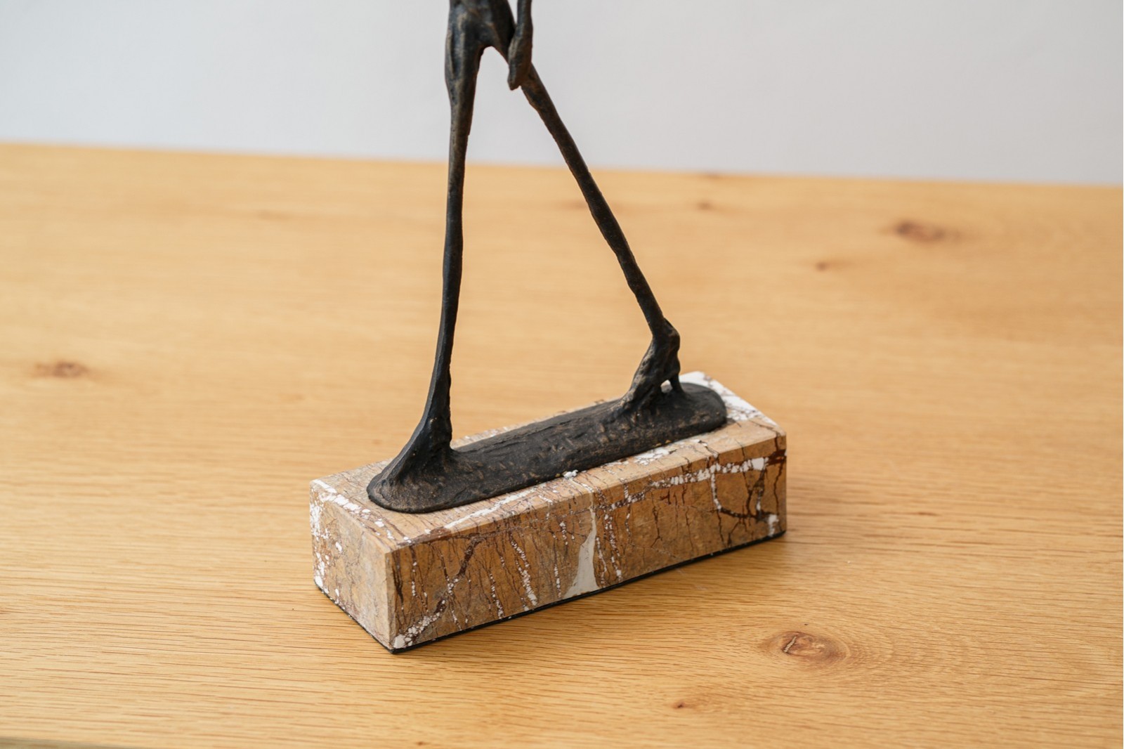 SCULPTURE ON THE MOVE. METAL AND MARBLE